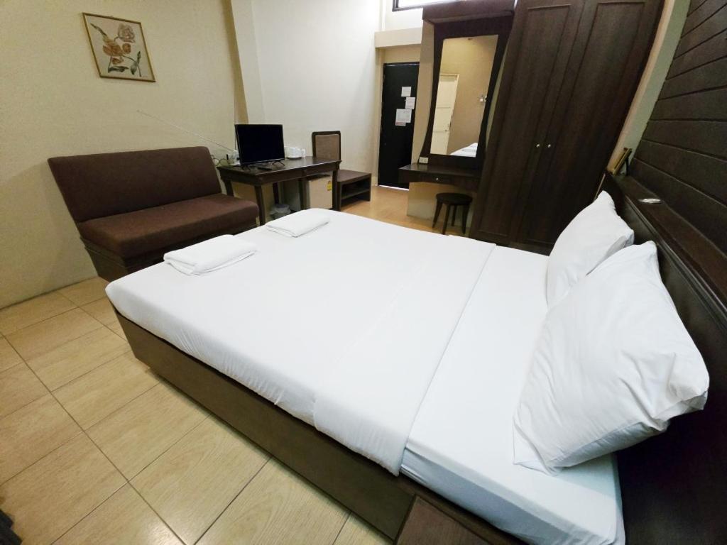 Rajata Hotel Bangkok Exteriör bild